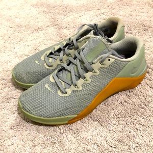 Nike Metcon 5 Mens Size 9.5 Mint Green/Gum